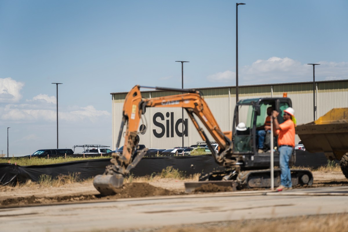 Digger breaks ground at Sila facility in Moses Lake, Washington