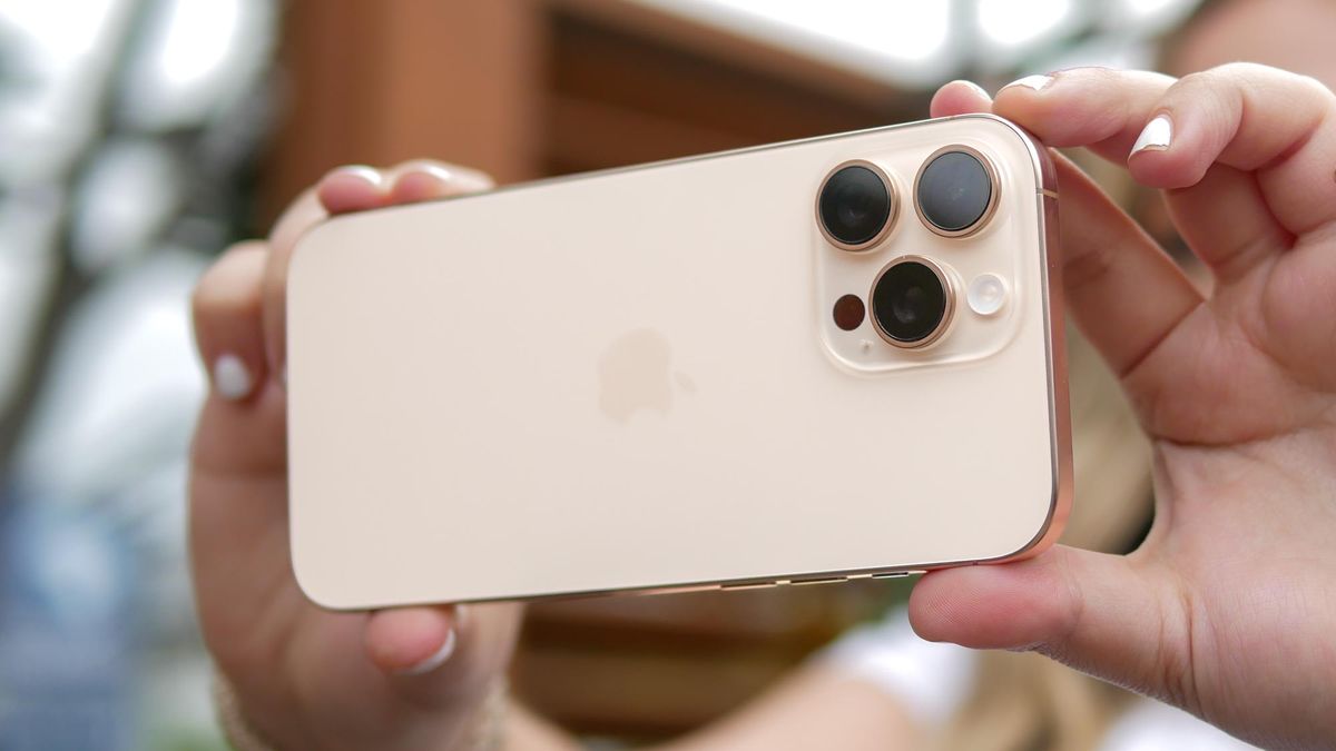 iPhone 16 Pro Max Camera app crashing on users — what you need to know