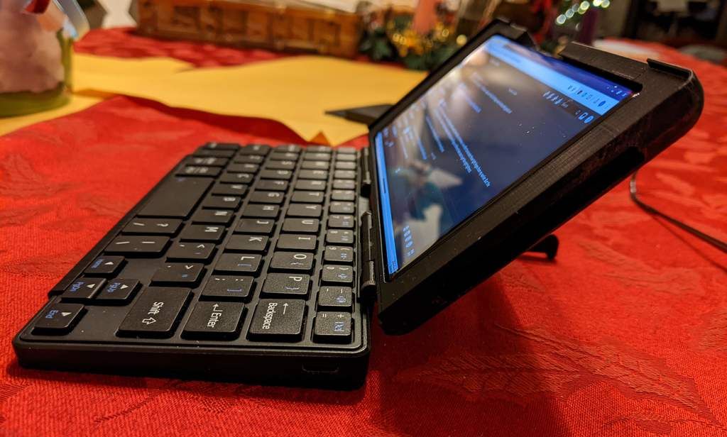 Lilbits: Turning a smartphone into a mini-laptop, the first 750 MHz monitor is coming, and MCON mobile game controller hits Kickstarter